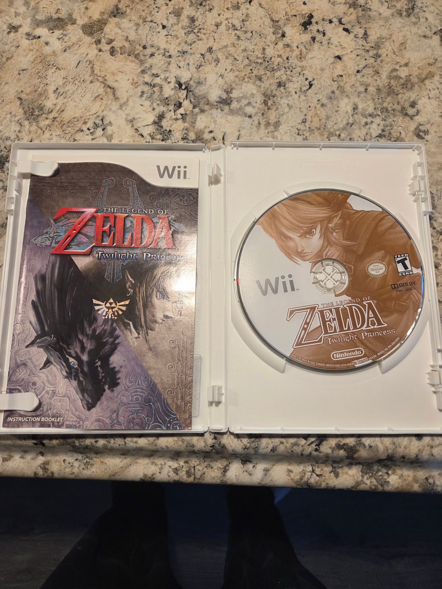 Nintendo Wii Console Bundle – The Legend of Zelda: Twilight Princess (Nintendo Selects) Edition